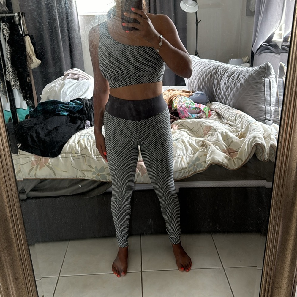 Matching set. Slide leggings and top. Stretchy small. Fits like medium